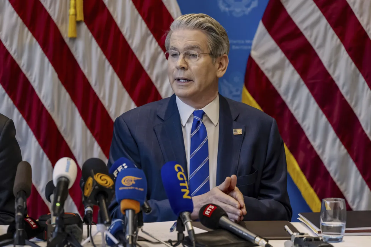 Reconoce secretario del Tesoro de EU que aranceles aumenten precios de Walmart
