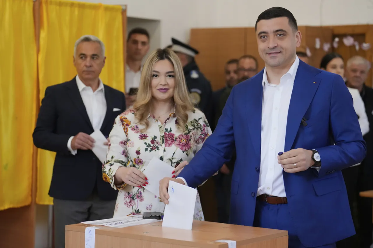 Rumanía vota en unas tensas elecciones presidenciales