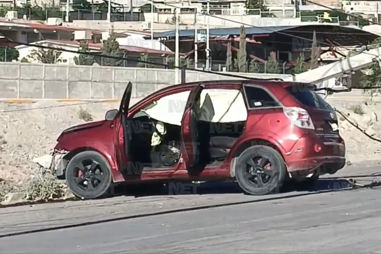 Choca y derriba poste con cableado