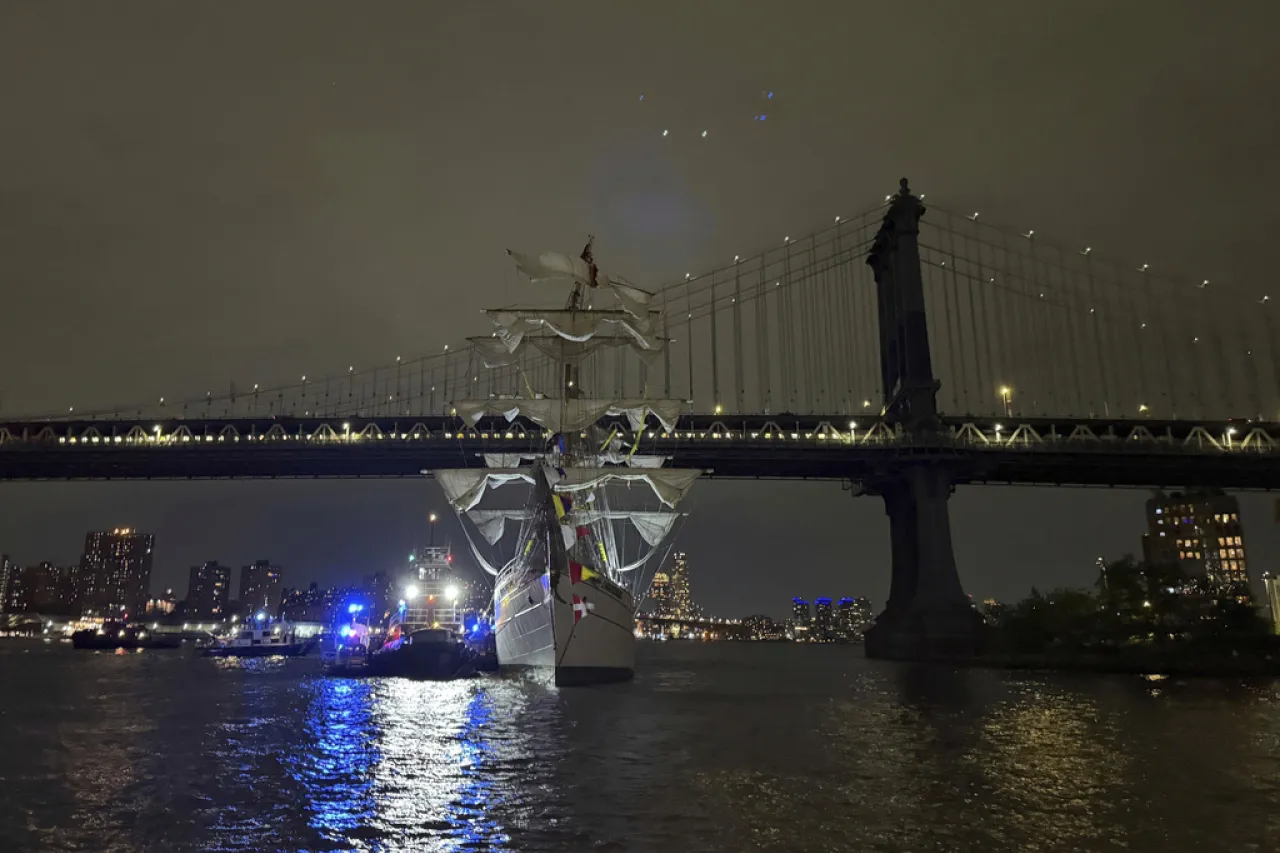 Mueren 2 tripulantes tras choque de buque mexicano con puente de Brooklyn