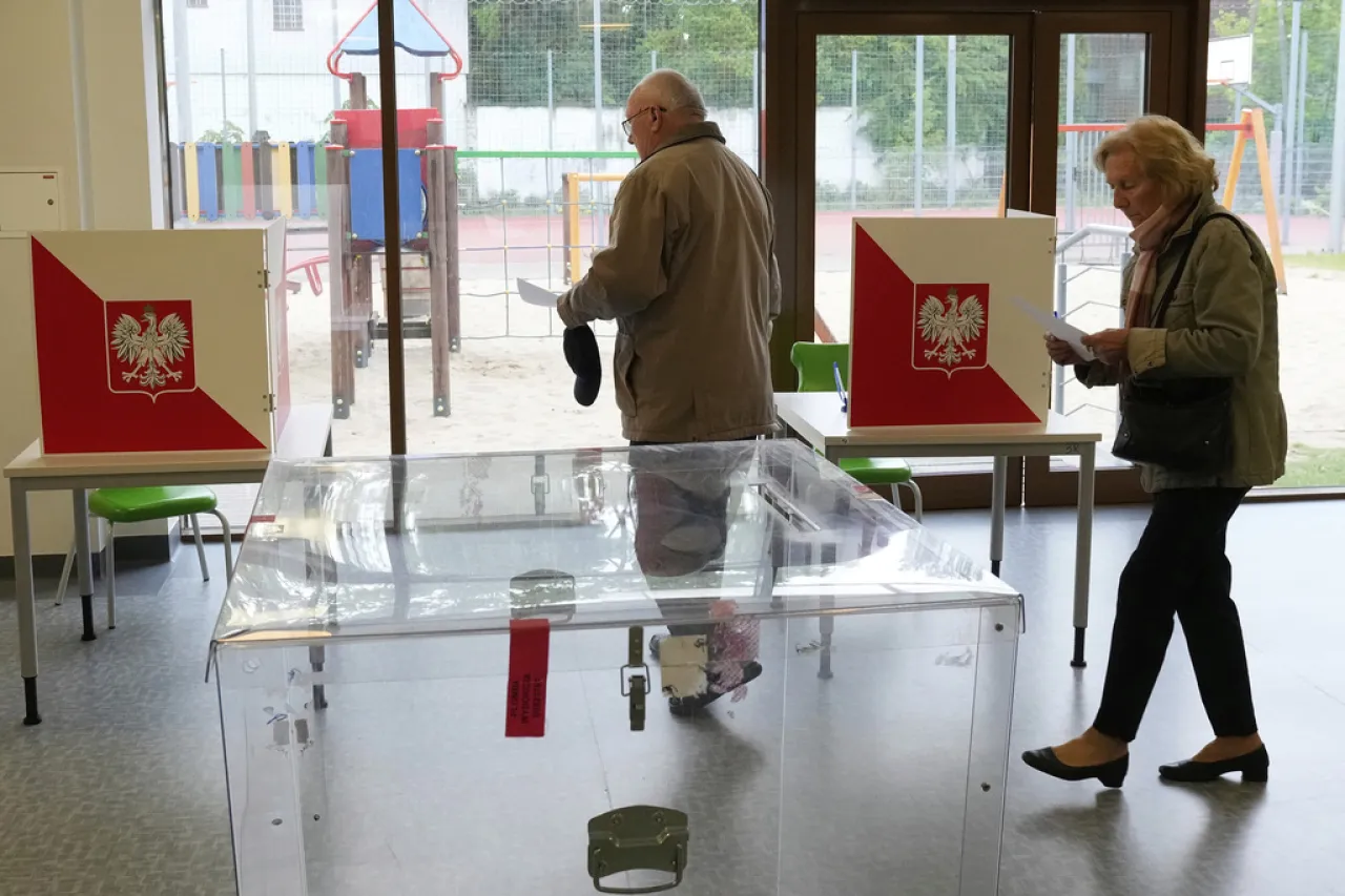 Los polacos votan por un nuevo presidente