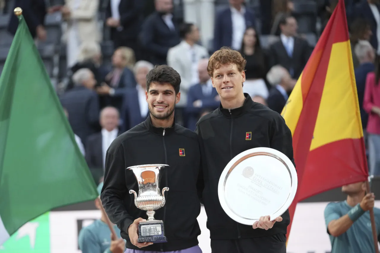 Alcaraz se impone a Sinner nuevamente para ganar el Abierto de Italia