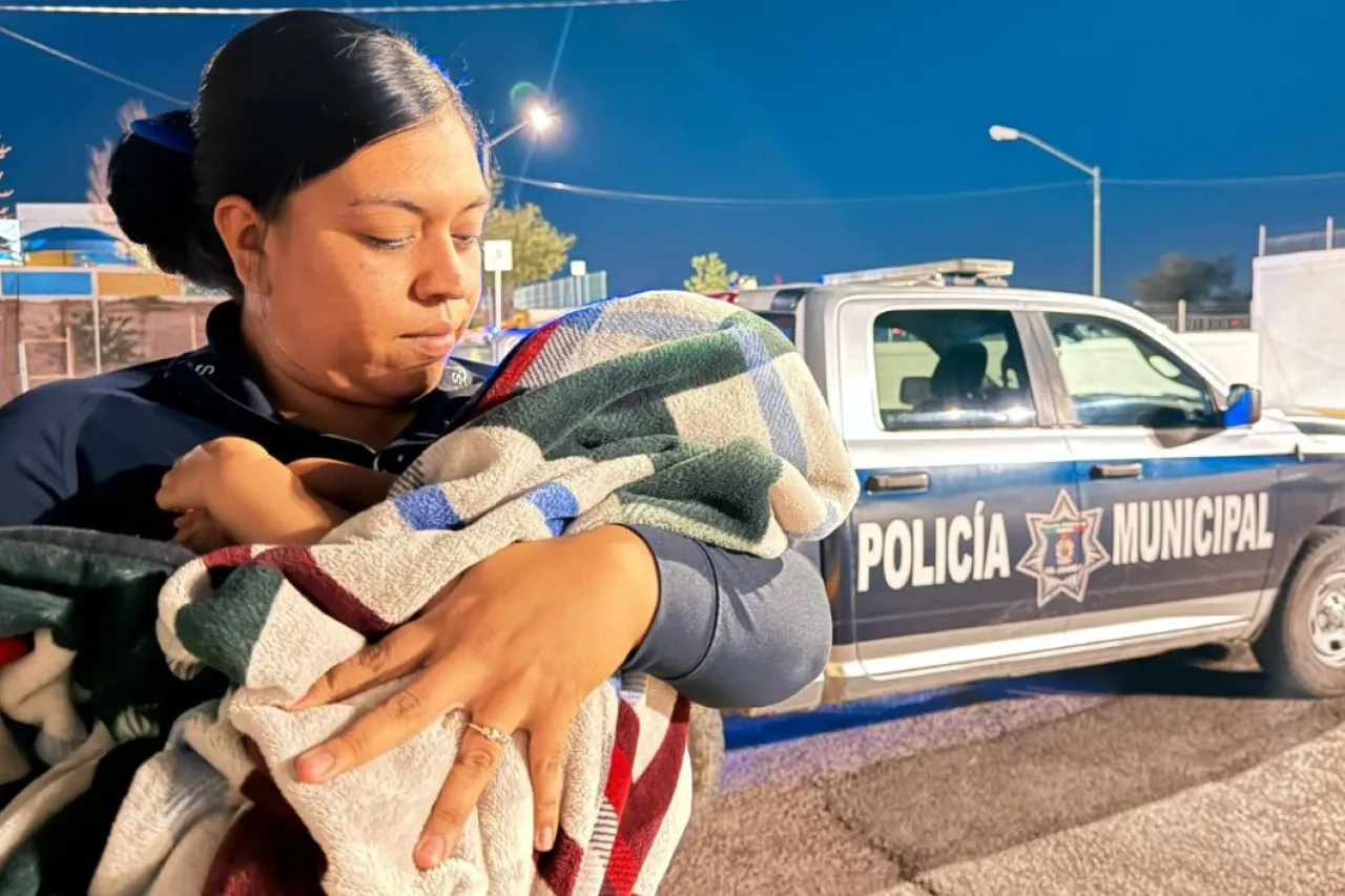 Video: Resguardan policías a bebé abandonado en Pradera de los Oasis