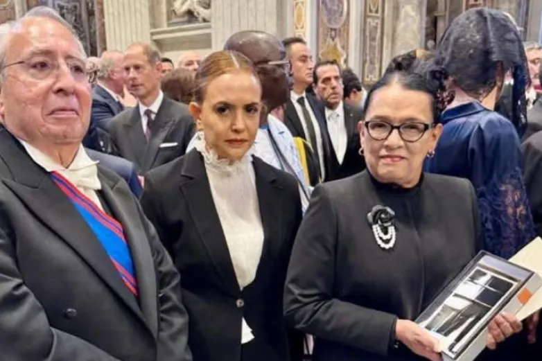  Rosa Icela Rodríguez acude a la misa de entronización del Papa León XIV