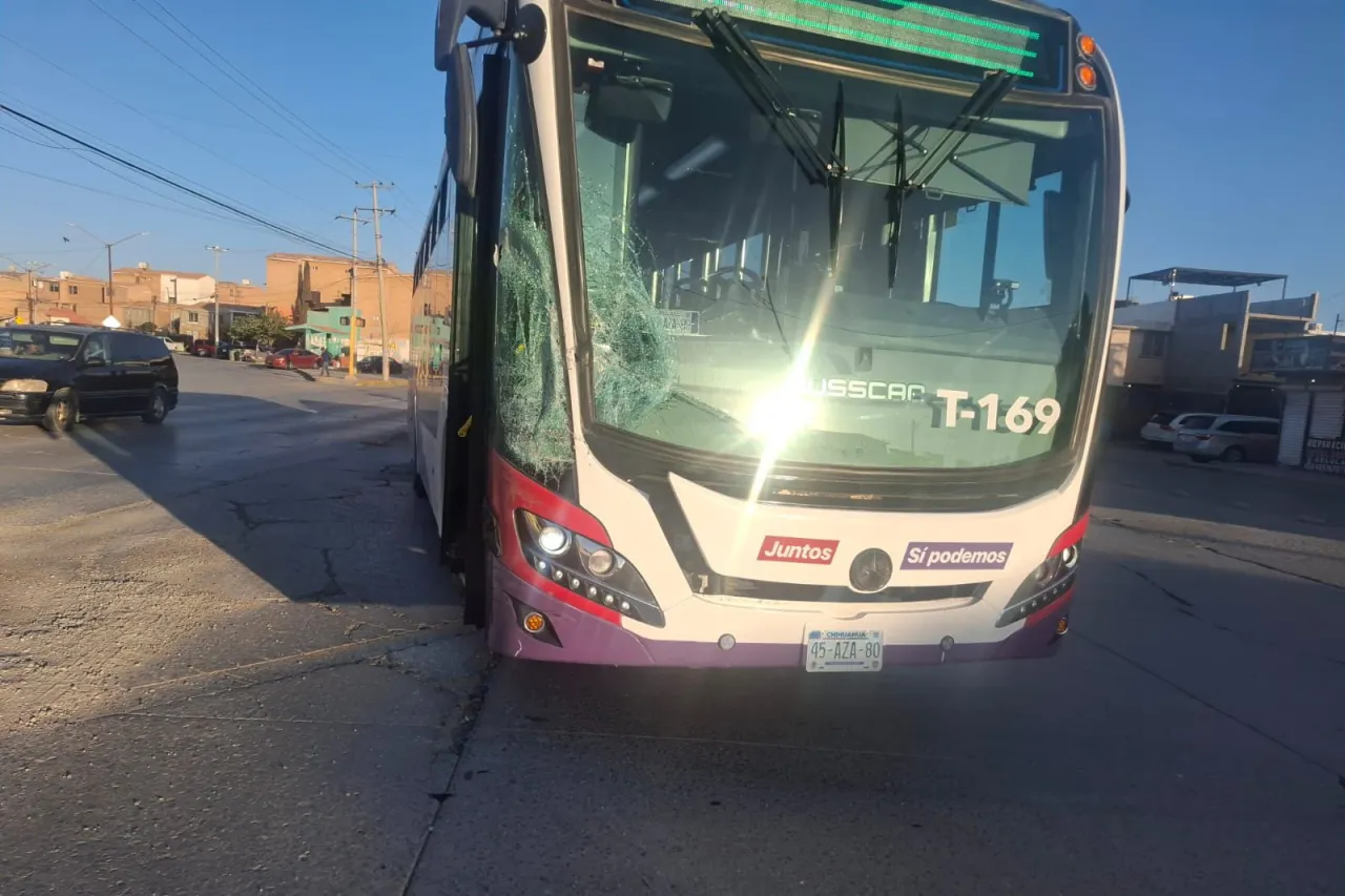 Ford invade carril confinado y choca a camión del Juárez Bus 