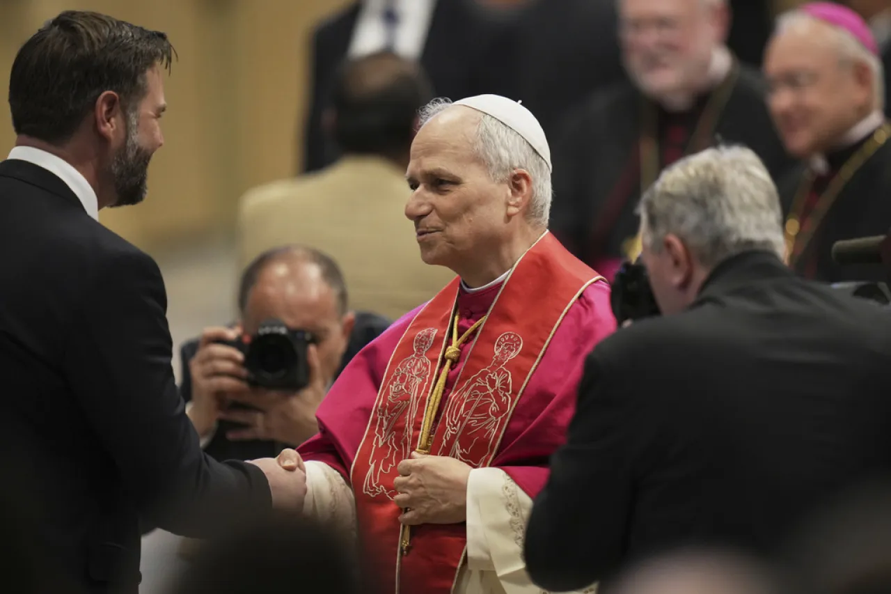 JD Vance entrega al papa León XIV una invitación de Trump para visitar EU
