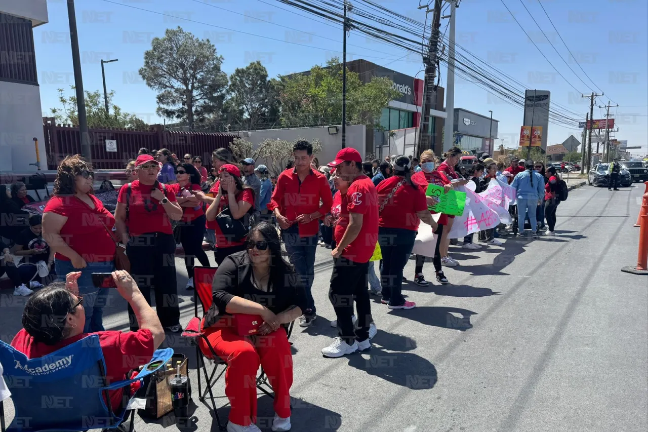 Maestros protestan en juzgados federales por abrogación de ley del Issste