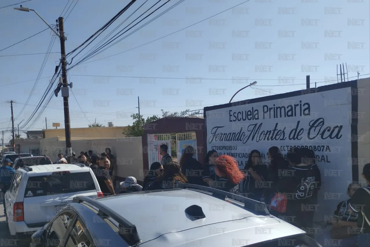 Bloquean padres la primaria Fernando Montes de Oca; denuncian falta de luz
