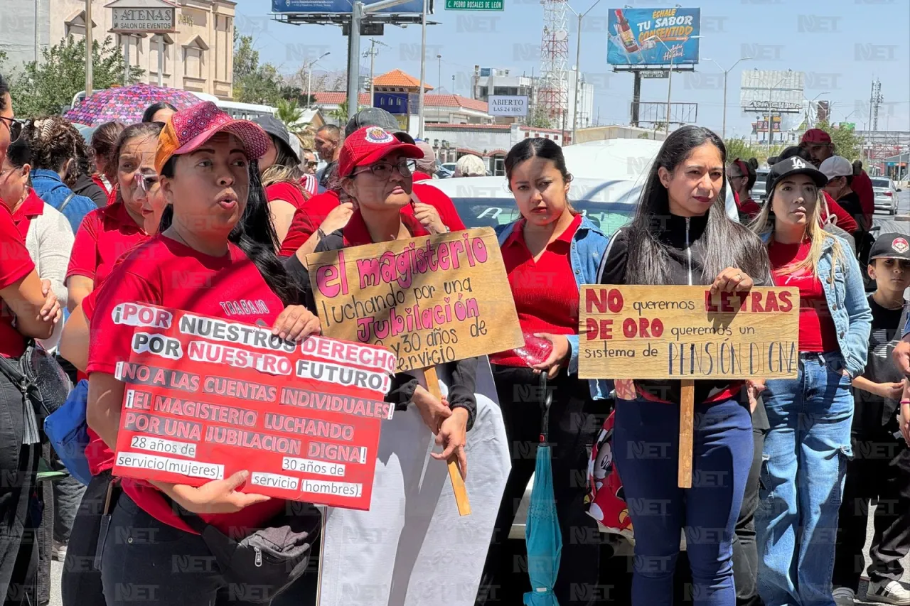Maestros protestan en juzgados federales por abrogación de ley del Issste