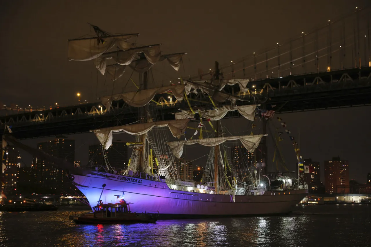 Retorna a México tripulación de buque de la Armada que chocó en NY