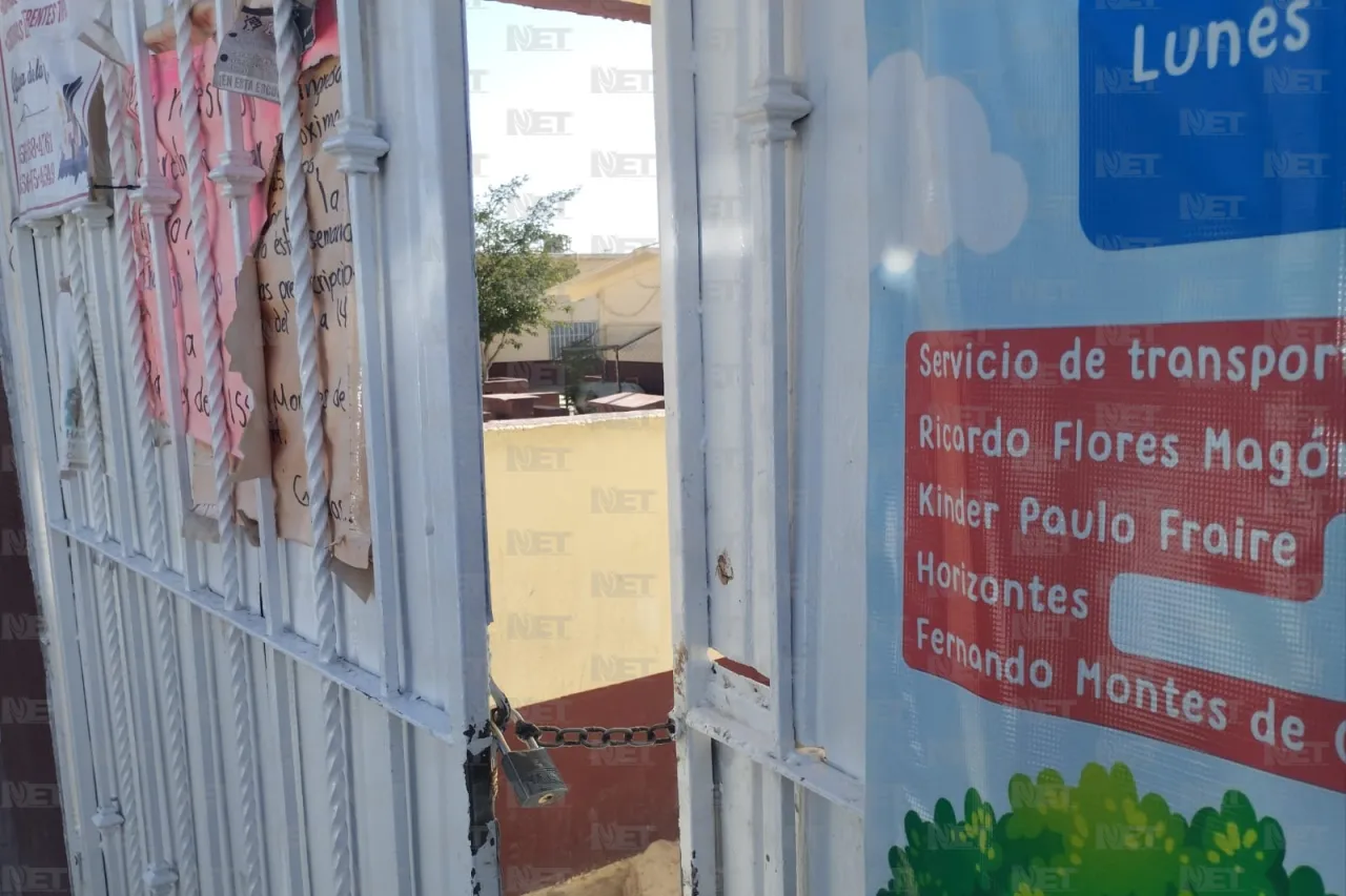 Bloquean padres la primaria Fernando Montes de Oca; denuncian falta de luz