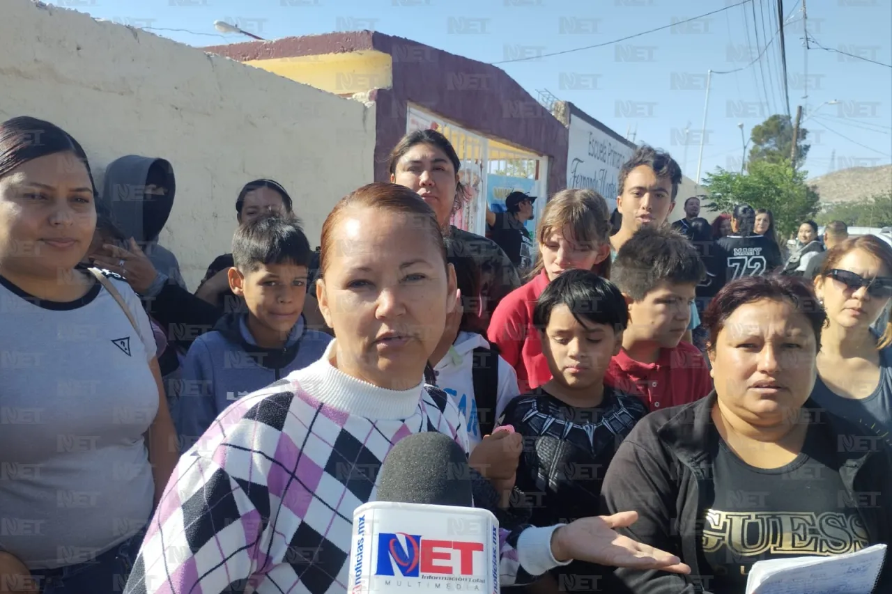 Bloquean padres la primaria Fernando Montes de Oca; denuncian falta de luz