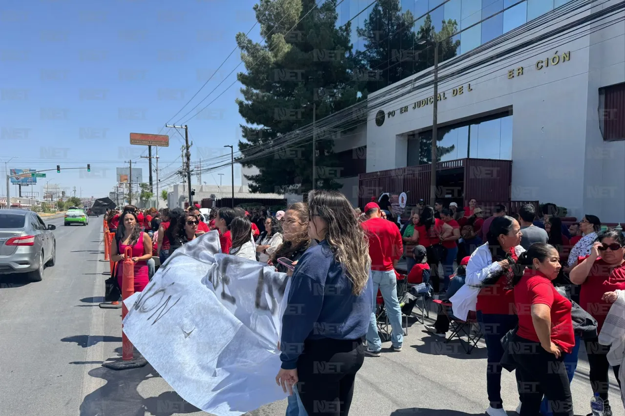 Maestros protestan en juzgados federales por abrogación de ley del Issste