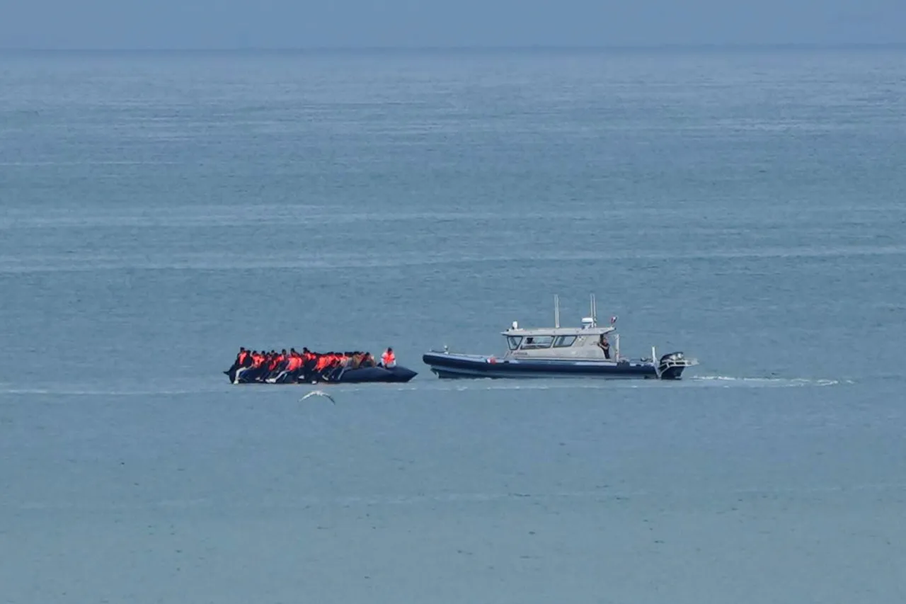 Muere una persona al hundirse un barco con migrantes en el Canal de la Mancha