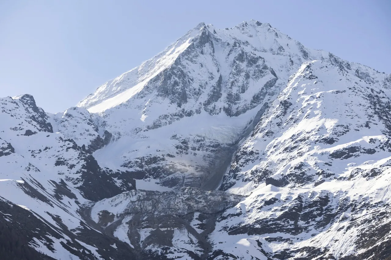 Amplían orden de evacuación ante amenaza de alud en pueblo alpino en Suiza
