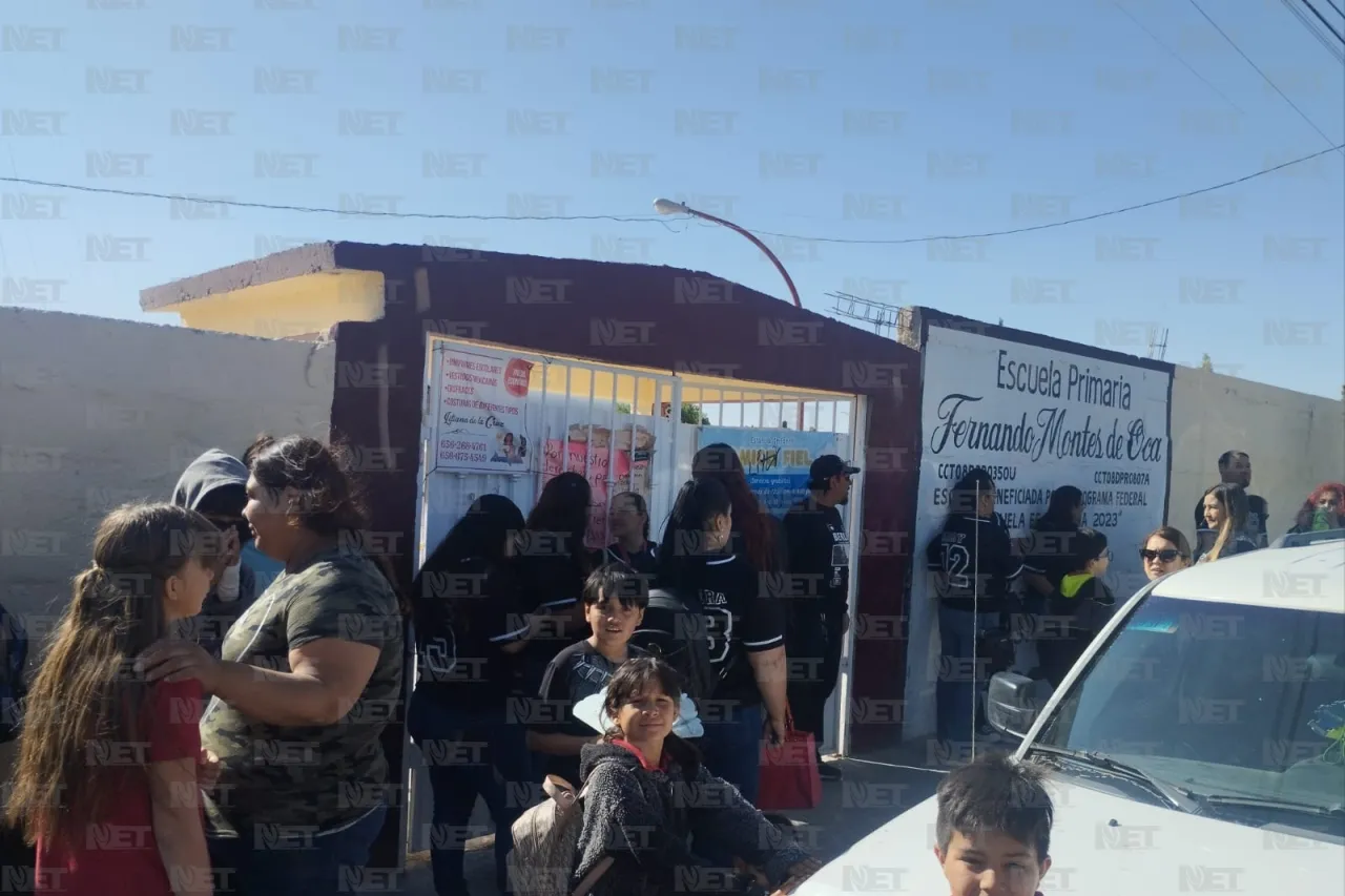 Bloquean padres la primaria Fernando Montes de Oca; denuncian falta de luz