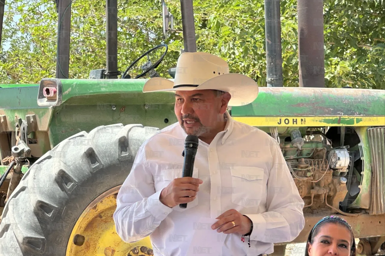 Entrega alcalde soluciones nutritivas a agricultores de El Valle