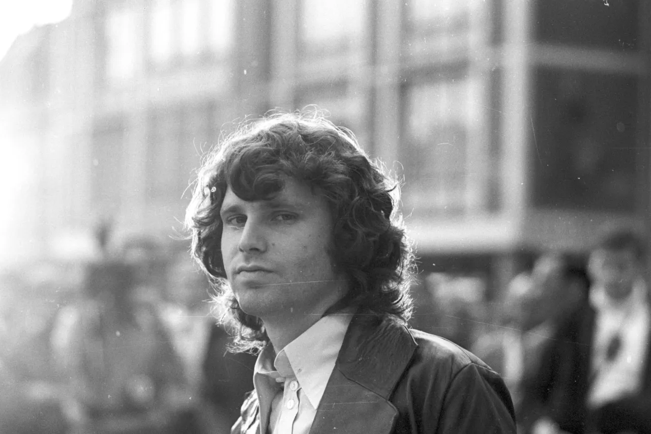 Foto: Hallan busto perdido de la tumba de Jim Morrison