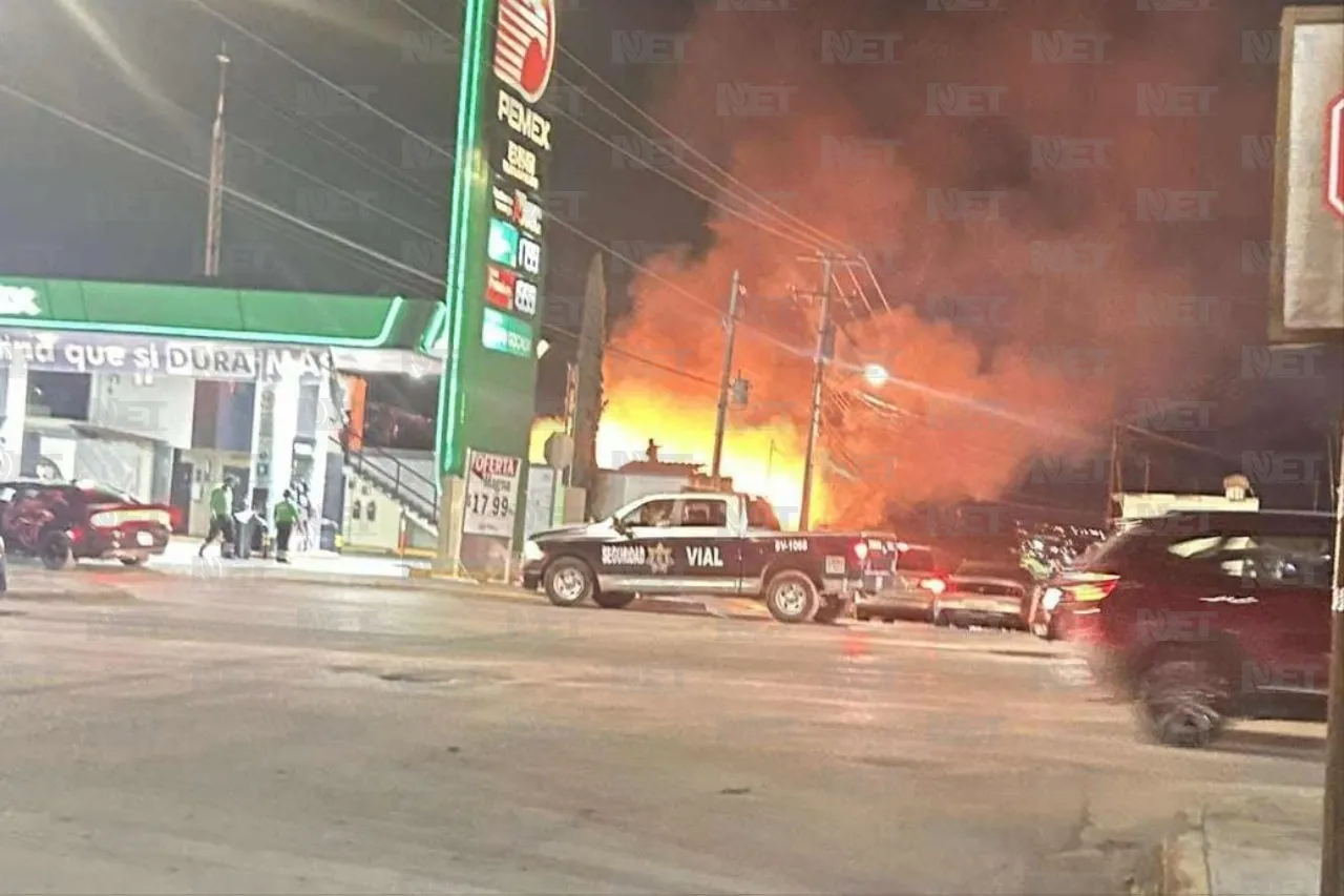 Juárez: Se movilizan autoridades por fuerte incendio cerca de gasolinera
