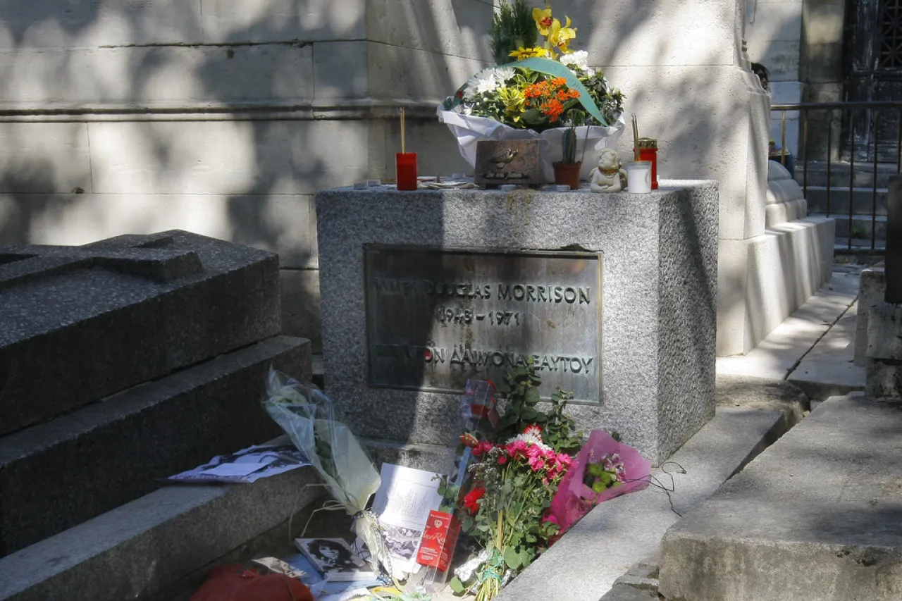 Recuperan busto del vocalista de The Doors, Jim Morrison