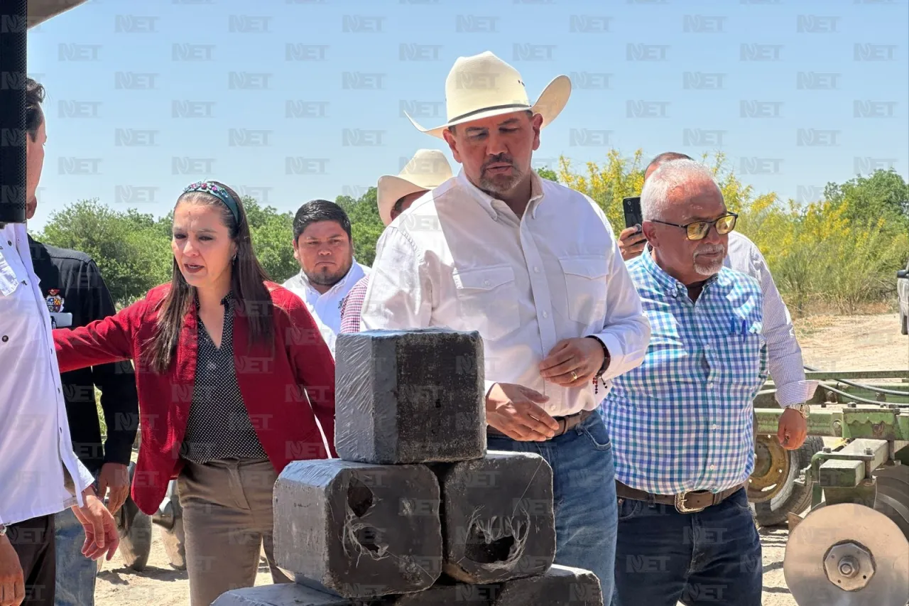 Entrega alcalde soluciones nutritivas a agricultores de El Valle