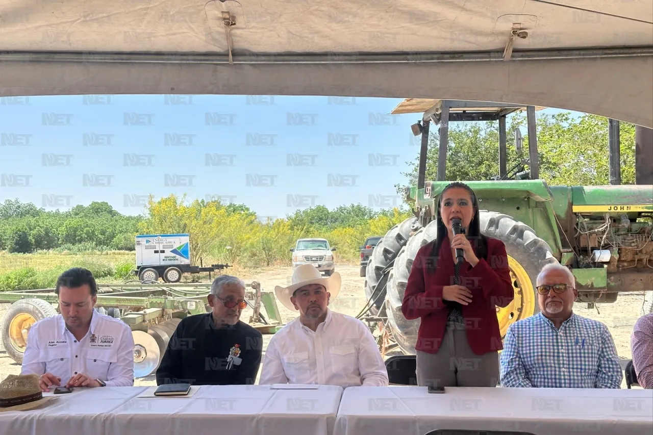 Entrega alcalde soluciones nutritivas a agricultores de El Valle