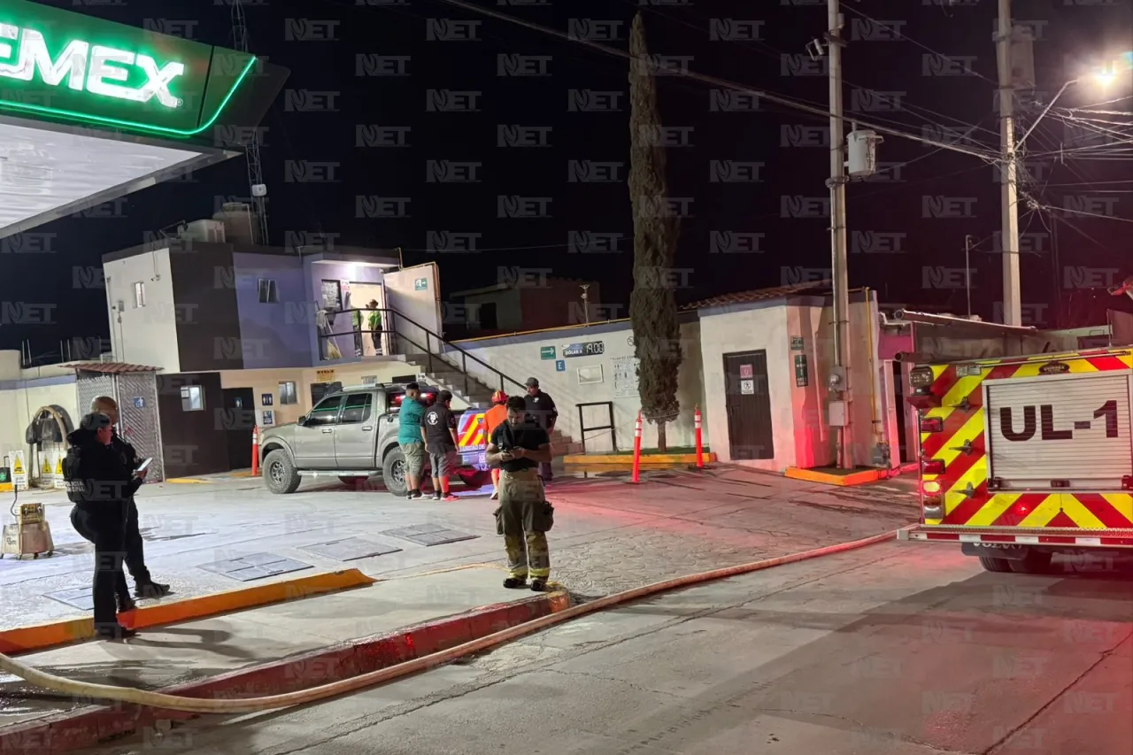 Evitan bomberos que incendio se extendiera a gasolinera