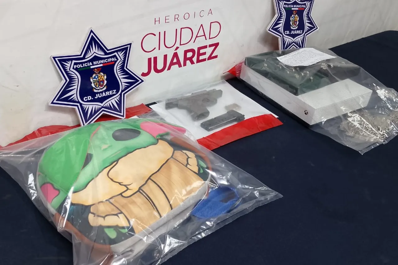 Arrestan a madre e hijo por asaltar casa de empeño; se llevaron un Xbox