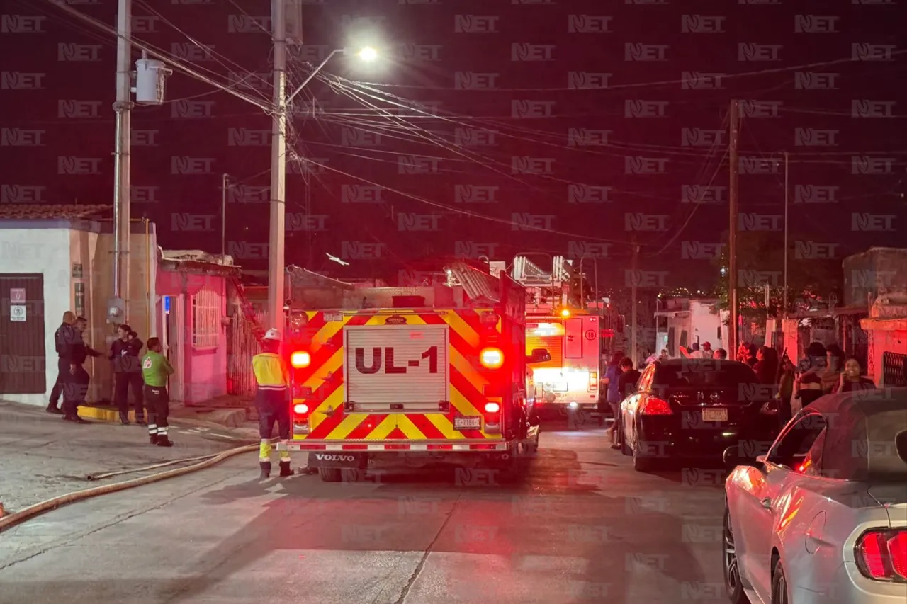 Evitan bomberos que incendio se extendiera a gasolinera