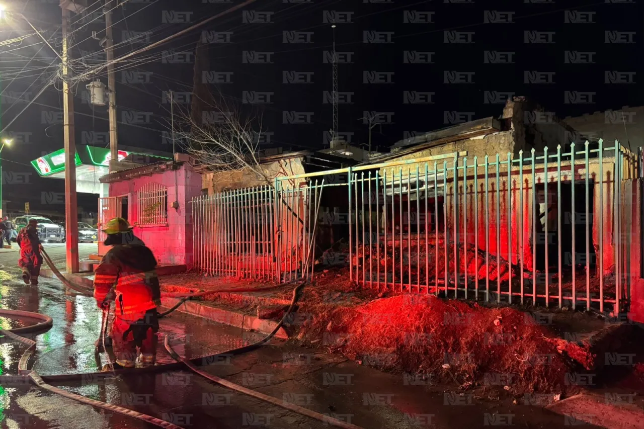 Evitan bomberos que incendio se extendiera a gasolinera