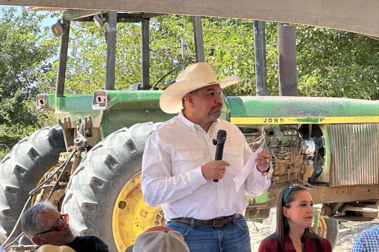 Entrega alcalde soluciones nutritivas a agricultores de El Valle