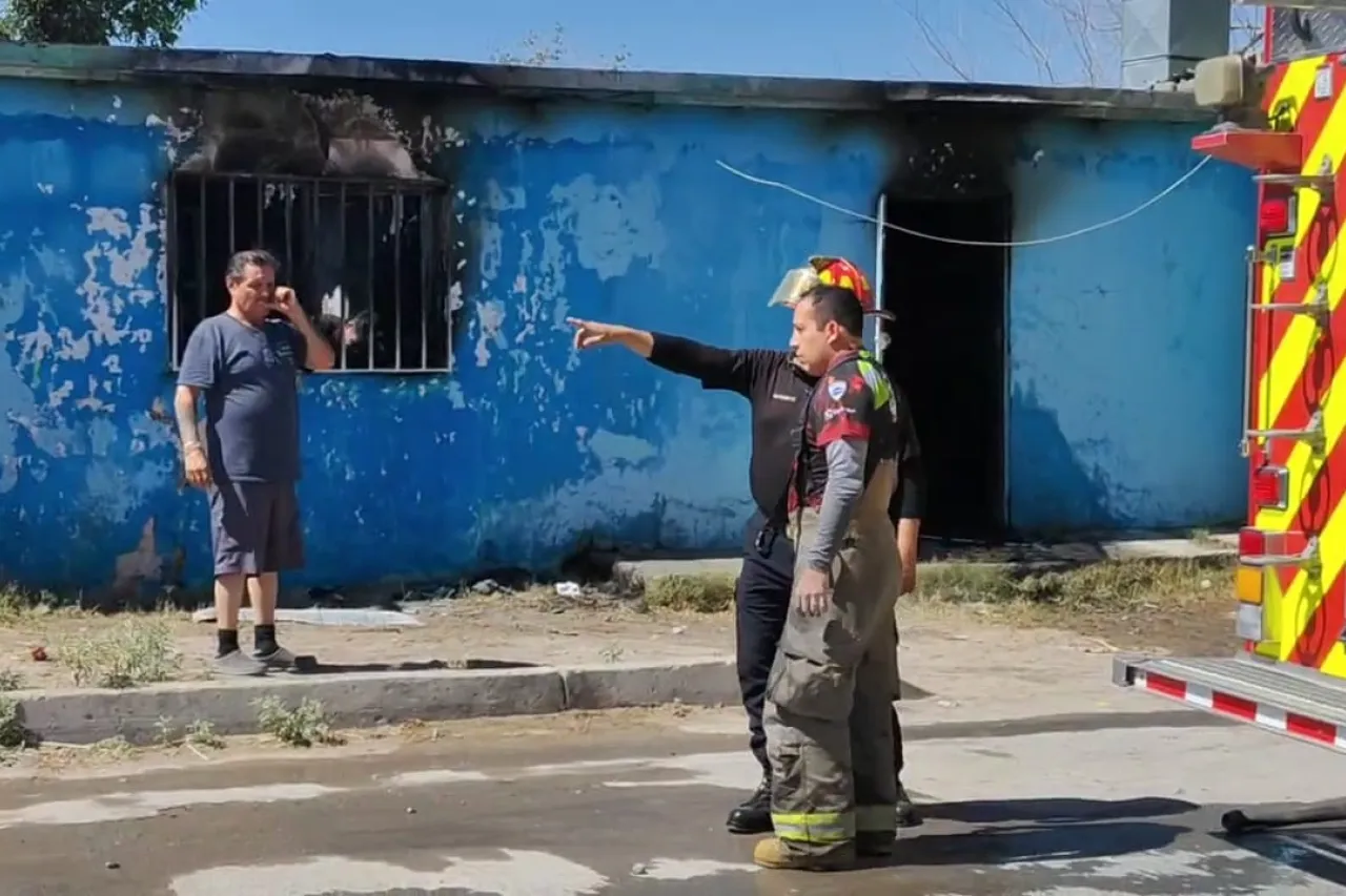 Queda pareja con quemaduras en incendio de casa