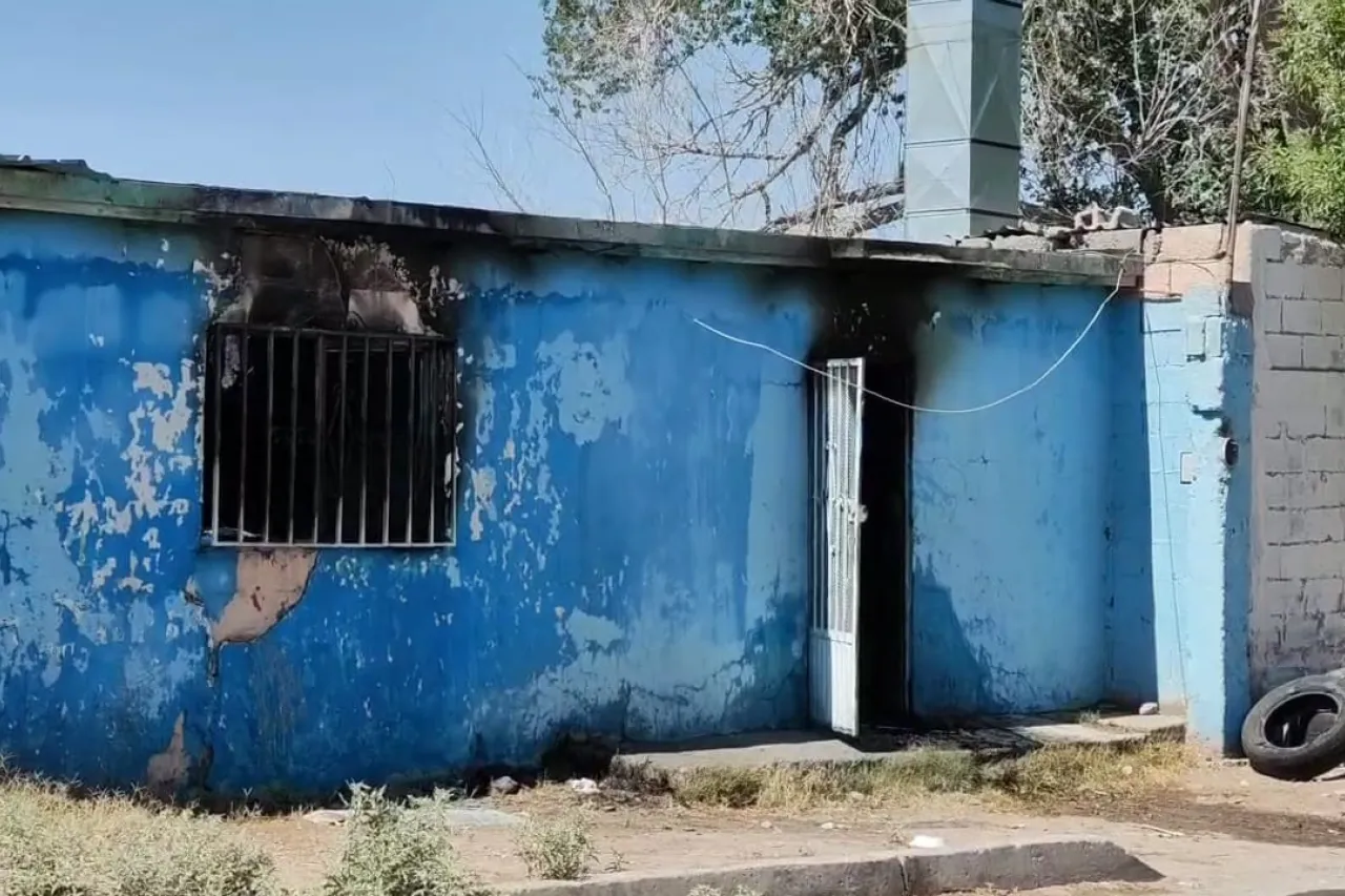 Queda pareja con quemaduras en incendio de casa