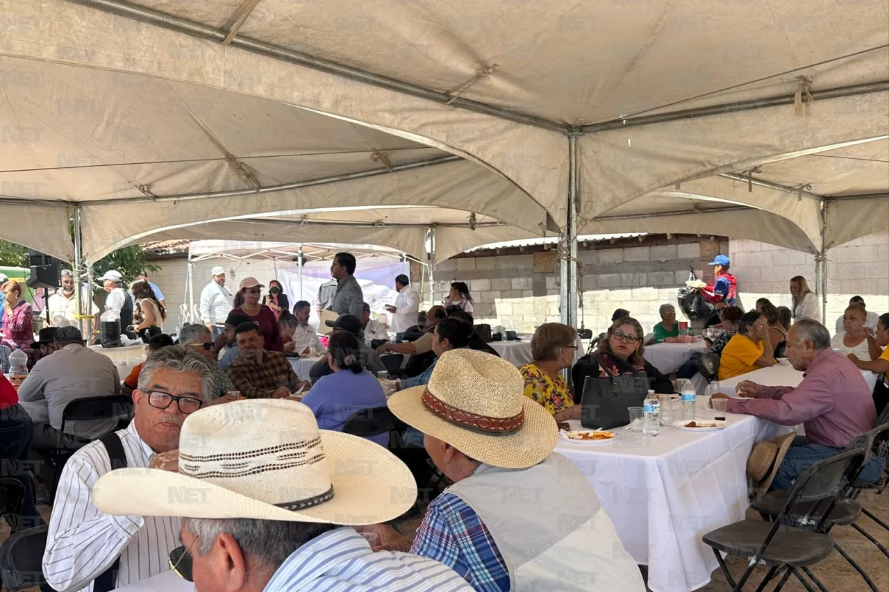 Entrega alcalde soluciones nutritivas a agricultores de El Valle