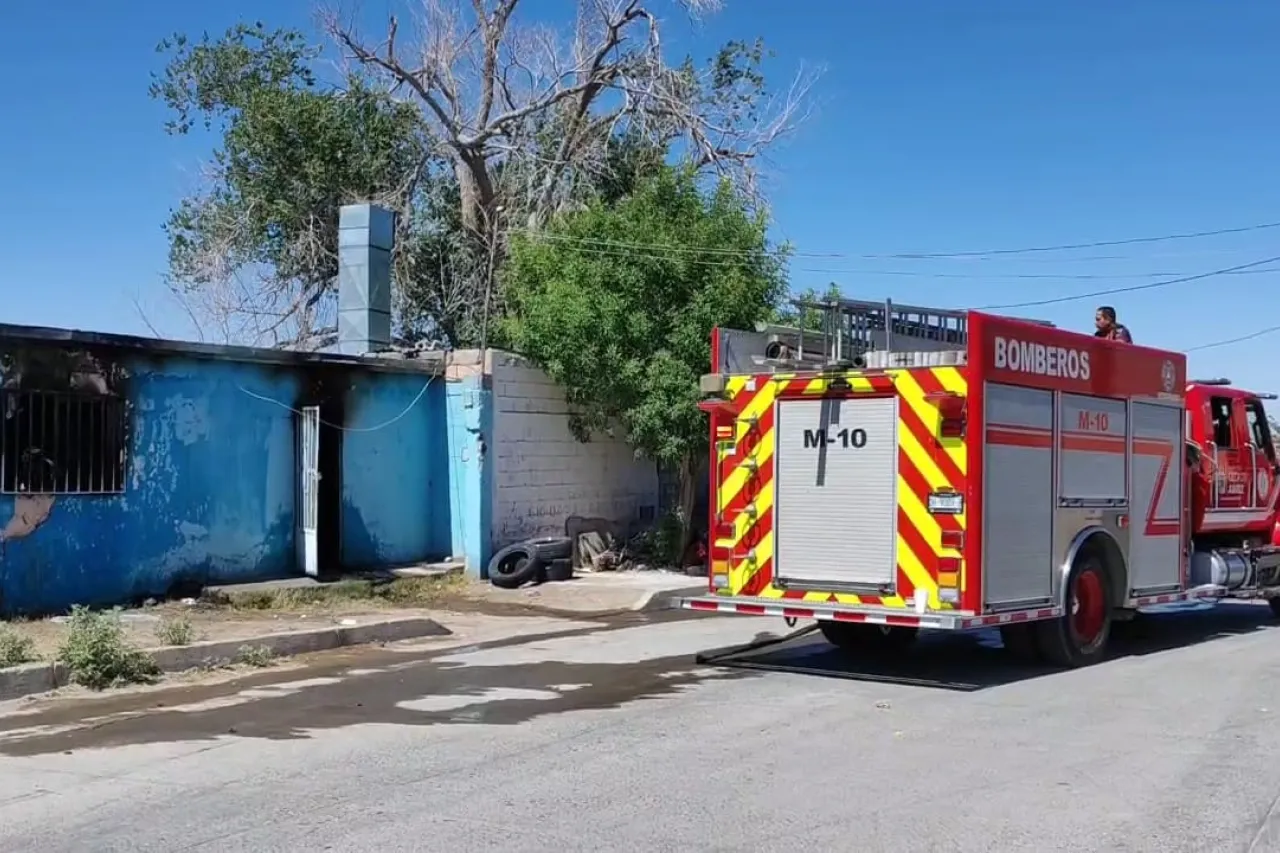 Queda pareja con quemaduras en incendio de casa