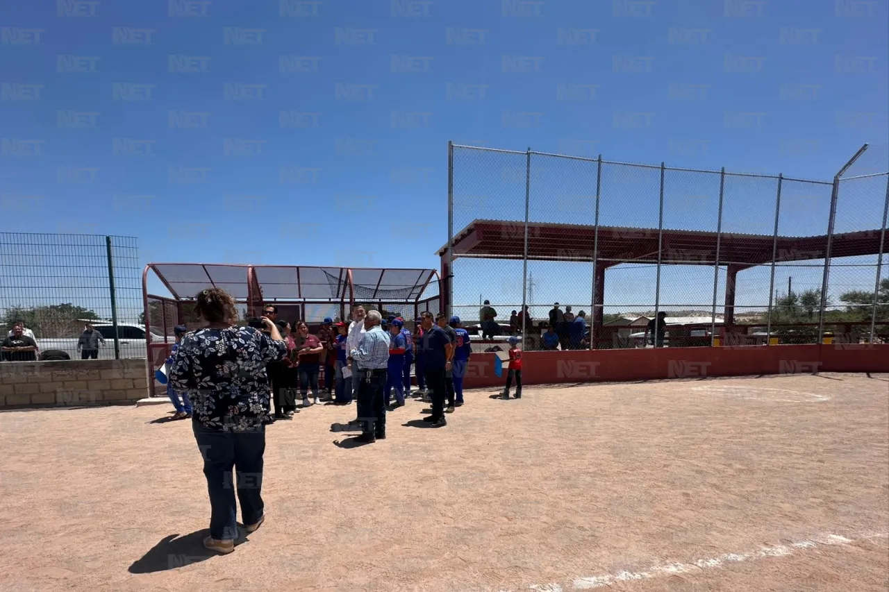 Entrega alcalde campo de beisbol en San Isidro