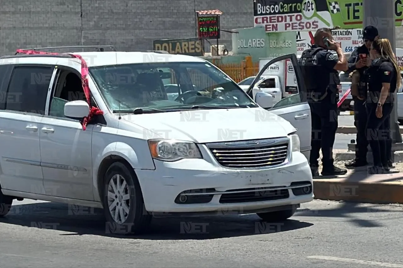 Lo atacan a tiros a bordo de su vehículo en el bulevar Independencia