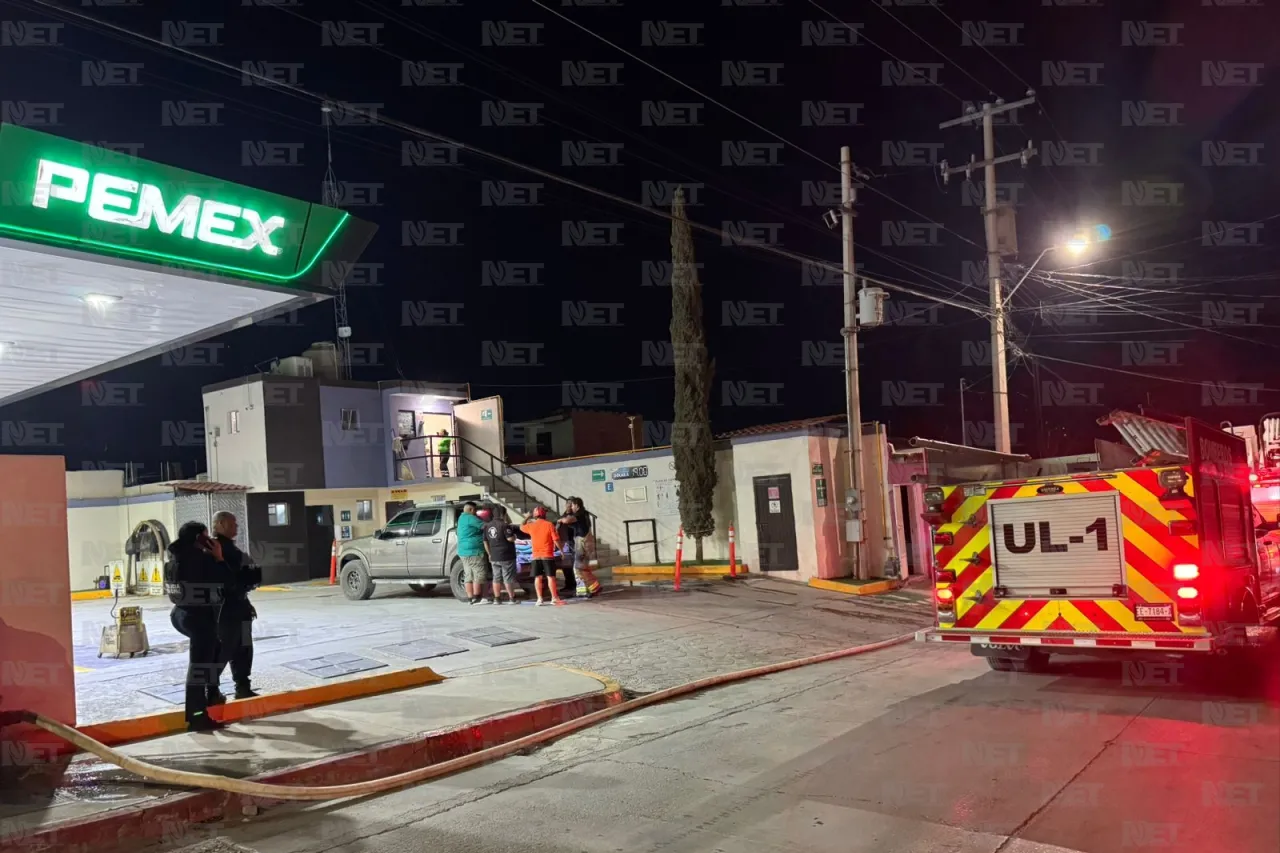 Evitan bomberos que incendio se extendiera a gasolinera
