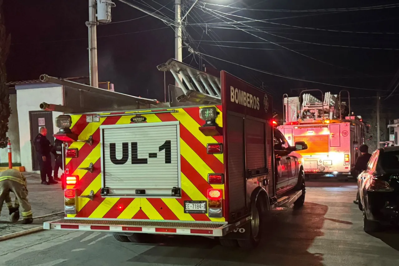 Evitan bomberos que incendio se extendiera a gasolinera