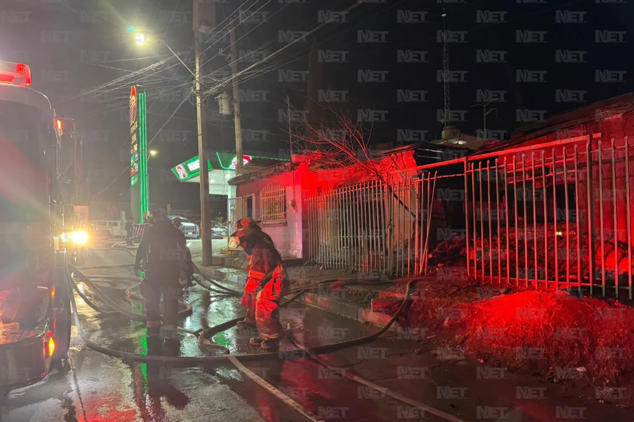 Evitan bomberos que incendio se extendiera a gasolinera