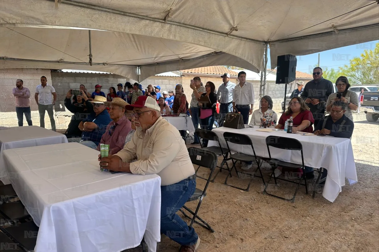 Entrega alcalde soluciones nutritivas a agricultores de El Valle