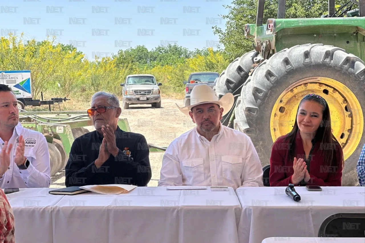 Entrega alcalde soluciones nutritivas a agricultores de El Valle