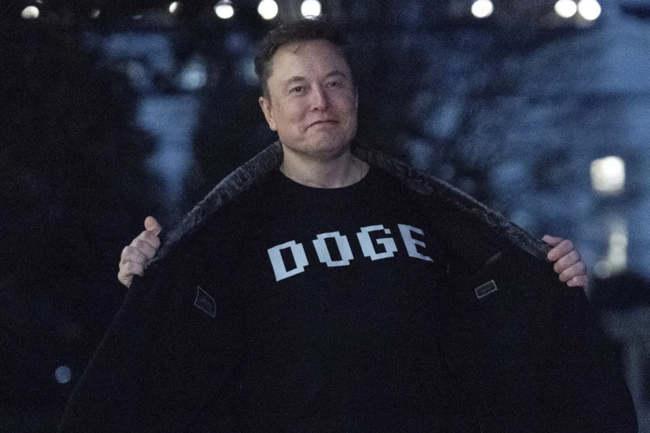 Musk dice que reducirá el gasto político tras apoyar a Trump