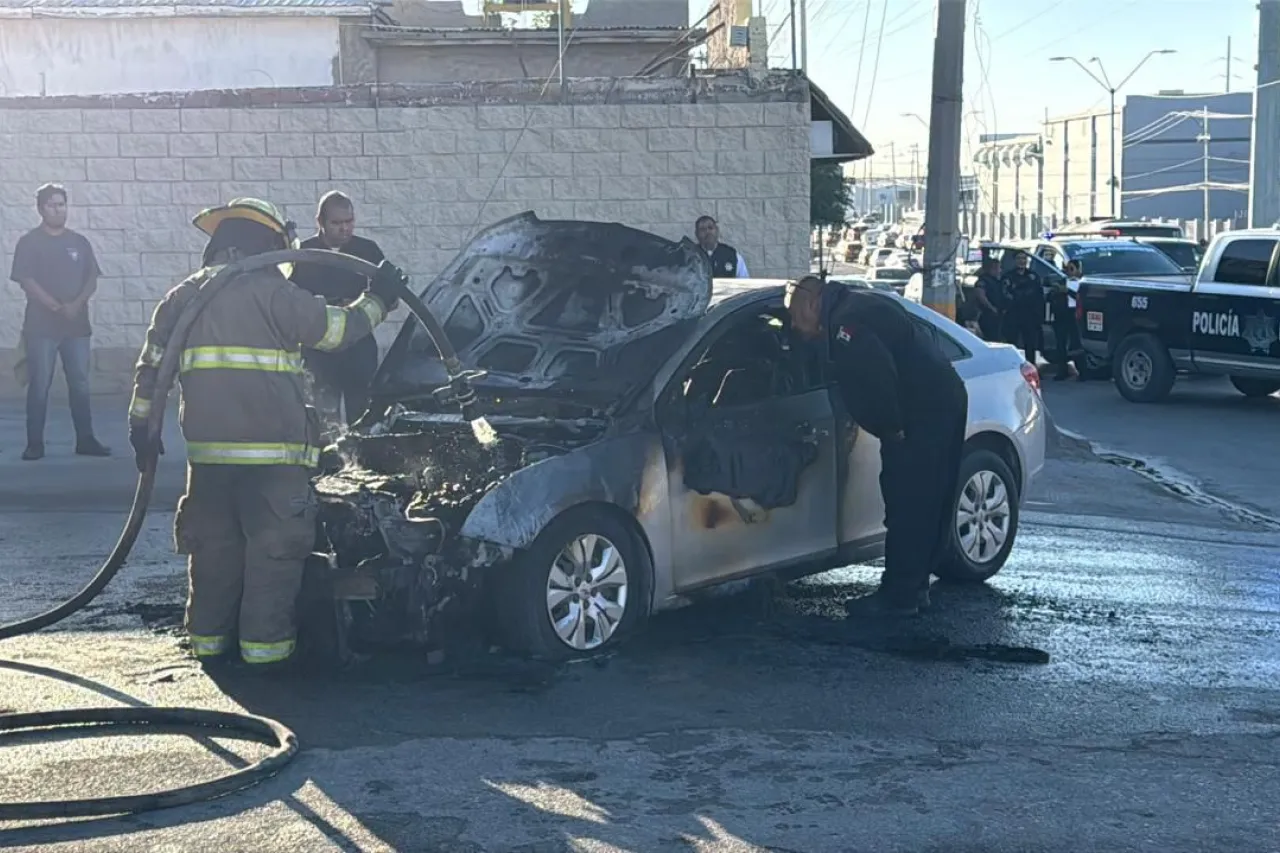 Se incendia vehículo en Santiago Troncoso y Villarreal Torres