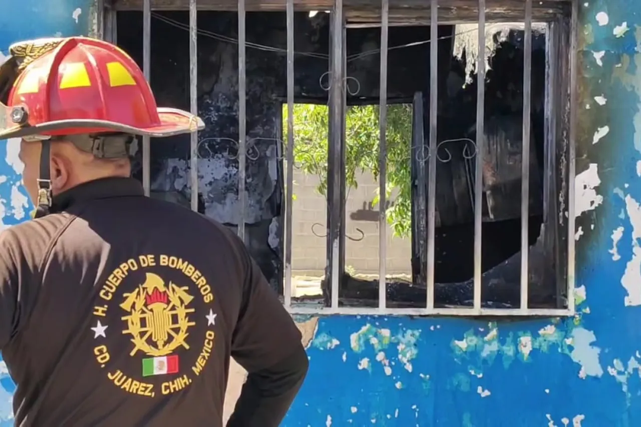Queda pareja con quemaduras en incendio de casa