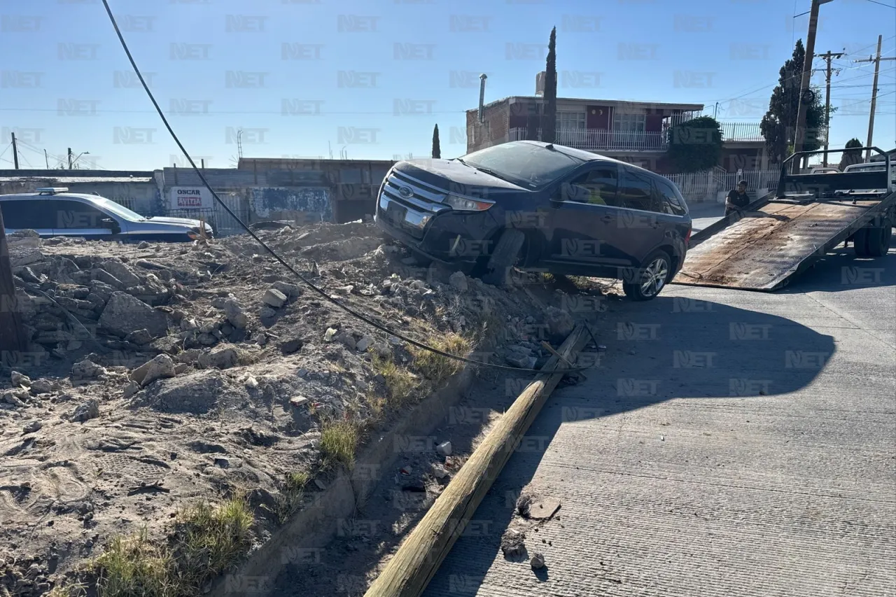 Conductora pierde el control y tira poste en la Carlos Amaya