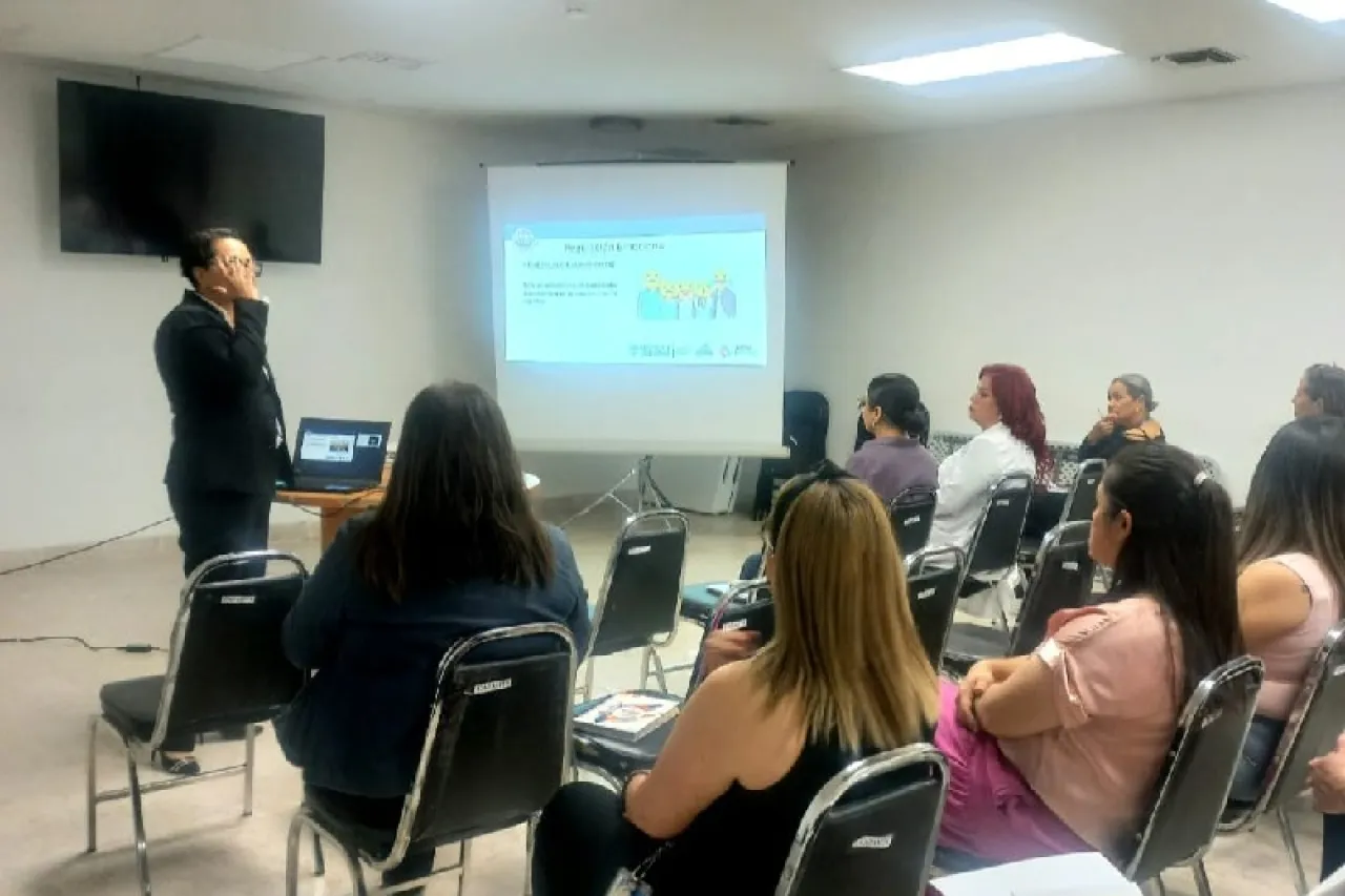 Brindan pláticas sobre el autocuidado mental a personal de salud