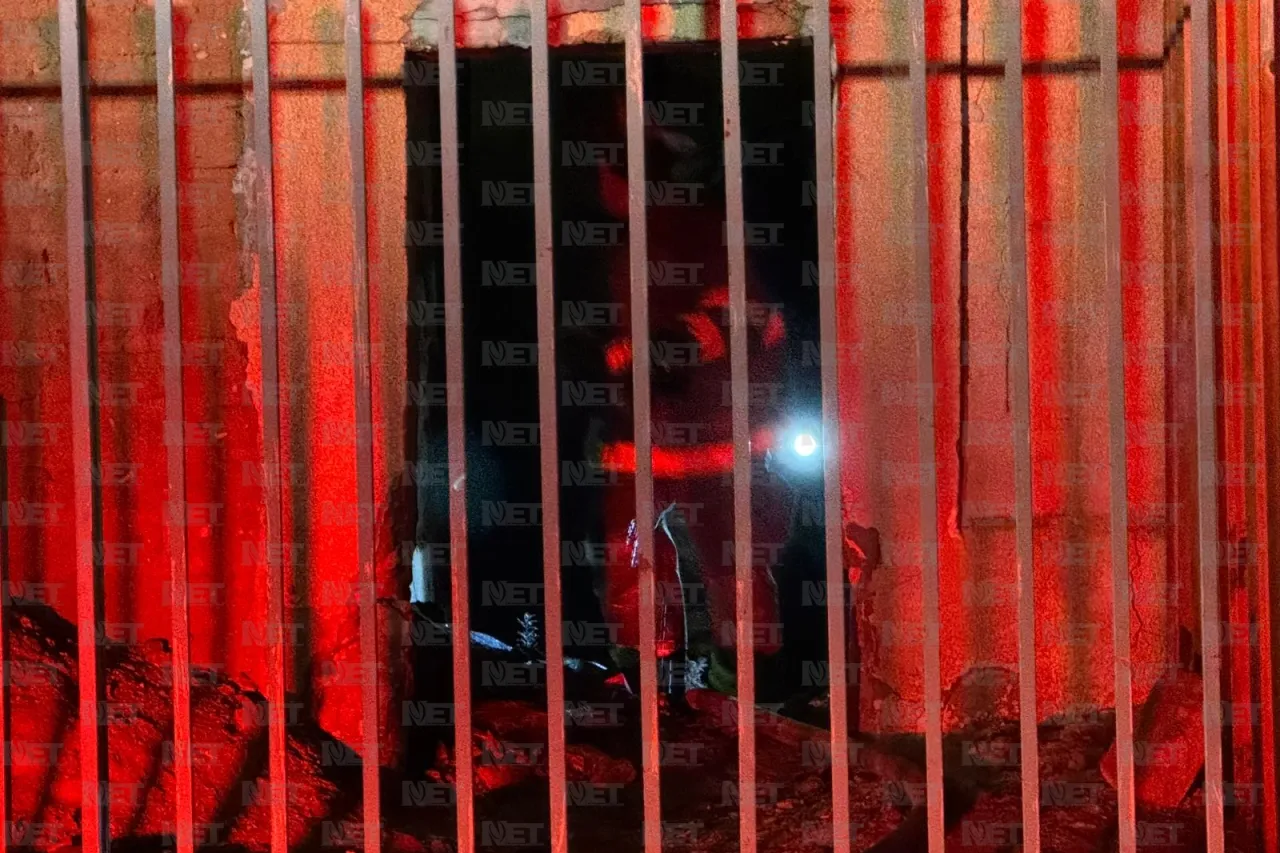 Evitan bomberos que incendio se extendiera a gasolinera