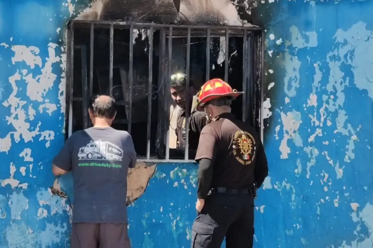 Queda pareja con quemaduras en incendio de casa