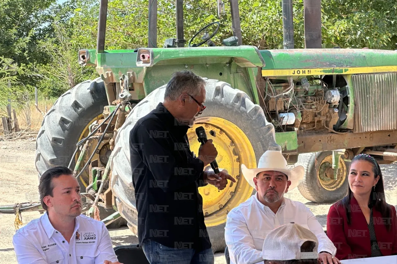 Entrega alcalde soluciones nutritivas a agricultores de El Valle